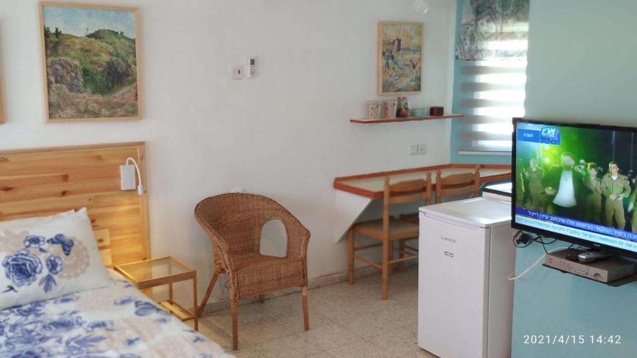 Jordan Valley one room apartment Menaẖemya Extérieur photo