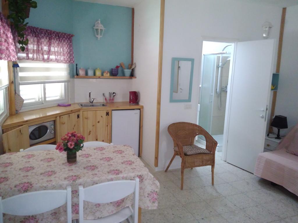 Jordan Valley one room apartment Menaẖemya Extérieur photo